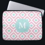 Housse Pour Ordinateur Portable Motif Ikat de la menthe rose monogramme<br><div class="desc">Le design élégant et chic est doté d'un motif ikat de diamants coloré et tendance et peut être personnalisé avec votre monogramme,  initiale,  nom,  ou n'importe quel texte de votre choix pour un cadeau personnalisé parfait!</div>