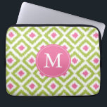 Housse Pour Ordinateur Portable Motif Ikat rose rose diamant vert monogramme<br><div class="desc">Le design élégant et chic est doté d'un motif ikat de diamants coloré et tendance et peut être personnalisé avec votre monogramme,  initiale,  nom,  ou n'importe quel texte de votre choix pour un cadeau personnalisé parfait!</div>