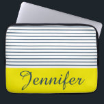 Housse Pour Ordinateur Portable Motif rayé moderne<br><div class="desc">Motif moderne rayé blanc,  bleu et jaune avec nom personnalisé</div>