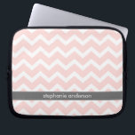Housse Pour Ordinateur Portable Motif rose-clair de chevrons de zigzag<br><div class="desc">Personnalisez cette douille élégante d'ordinateur portable avec votre nom,  initiales,  monogramme ou texte de votre choix.</div>
