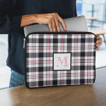 Housse Pour Ordinateur Portable Motif rose noir monogramme<br><div class="desc">Cette pochette d'ordinateur portable personnalisée dispose d'un motif écossais moderne (plaid) avec des rayures en blanc,  rose rougeâtre et noir et d'un monogramme encadré de couleurs assorties.</div>