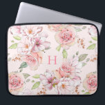 Housse Pour Ordinateur Portable Motif rose vintage rose doux<br><div class="desc">Couleurs roses douces et filantes motif fleuri rose vintage. monogramme facultatif.</div>
