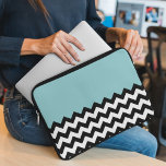 Housse Pour Ordinateur Portable Motif Zigzag noir et blanc, Chevron, Bleu<br><div class="desc">Elégante,  élégante et raffinée,  motif en zigzag (chevron) de couleur noir et blanc sur arrière - plan bleu. Un cadeau moderne et tendance,  parfait pour les amoureux du zigzag dans votre vie.</div>