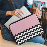 Housse Pour Ordinateur Portable Motif Zigzag noir et blanc, Chevron, rose<br><div class="desc">Elégante,  élégante et raffinée,  motif en zigzag (chevron),  couleur noir et blanc sur arrière - plan rose. Un cadeau moderne et tendance,  parfait pour les amoureux du zigzag dans votre vie.</div>