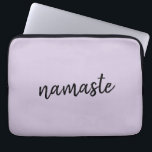 Housse Pour Ordinateur Portable Namaste | Lilac Purple Stylish Yoga<br><div class="desc">Simple, stylistique "namaste" quota art design dans un mode de fabrication minimal moderne script typographiy on a pastel lavender lilac purple background. The slogan can easily be personalized with your own words for a perfect gift for a yoga bunny or pilates lover ! Namasté literally means Greetings to you. Dans...</div>