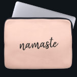 Housse Pour Ordinateur Portable Namaste | Peachy Pink Modern Yoga<br><div class="desc">Simple, stylistique "namaste" quota art design dans un mode de fabrication minimal moderne script typographiy on a pastel peachy pink background. The slogan can easily be personalized with your own words for a perfect gift for a yoga bunny or pilates lover ! Namasté literally means Greetings to you. Dans la...</div>