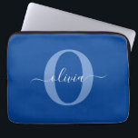 Housse Pour Ordinateur Portable Nom de script de monogramme personnalisé bleu blan<br><div class="desc">Ce monogramme élégant et ce nom de style peuvent être offerts en cadeau pour un anniversaire, un mariage, une douche de mariée, un anniversaire, la fête des mères ou toute autre occasion. Il peut être personnalisé avec l'initiale et le nom de la personne. Vous pouvez modifier la police, la couleur...</div>