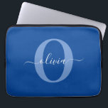Housse Pour Ordinateur Portable Nom de script de monogramme personnalisé bleu blan<br><div class="desc">Ce monogramme élégant et ce nom de style peuvent être offerts en cadeau pour un anniversaire, un mariage, une douche de mariée, un anniversaire, la fête des mères ou toute autre occasion. Il peut être personnalisé avec l'initiale et le nom de la personne. Vous pouvez modifier la police, la couleur...</div>