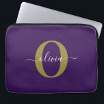 Housse Pour Ordinateur Portable Nom de script de monogramme personnalisé Violet Bl<br><div class="desc">Ce monogramme élégant et cette conception de nom de style peuvent être offerts en cadeau pour un anniversaire, un mariage, une douche de mariée, un anniversaire, la fête des mères ou toute autre occasion. Il peut être personnalisé avec l'initiale et le nom de la personne. Vous pouvez modifier la police,...</div>