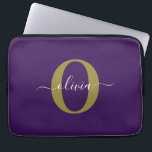 Housse Pour Ordinateur Portable Nom de script de monogramme personnalisé Violet Bl<br><div class="desc">Ce monogramme élégant et cette conception de nom de script élégant peuvent être offerts en cadeau pour un anniversaire, un mariage, une douche de mariée, un anniversaire, la fête des mères ou toute autre occasion. Il peut être personnalisé avec l'initiale et le nom de la personne. Vous pouvez modifier la...</div>