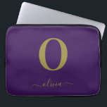 Housse Pour Ordinateur Portable Nom de script de monogramme personnalisé violet et<br><div class="desc">Ce monogramme élégant et ce nom de script élégant peuvent être offerts en cadeau pour un anniversaire,  un mariage,  une douche de mariée ou toute autre occasion. Il peut être personnalisé avec l'initiale et le nom de la personne.</div>