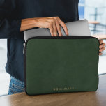 Housse Pour Ordinateur Portable Nom élégant en cuir vert foncé et typographie or<br><div class="desc">Cette pochette d'ordinateur portable présente une élégante texture en cuir vert foncé, offrant un look sophistiqué et intemporel. Le cuir luxueux et riche est complété par un script doré délicat, ajoutant une touche d'opulence et de style. Parfait pour garder votre ordinateur portable en sécurité tout en faisant une déclaration de...</div>