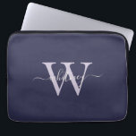 Housse Pour Ordinateur Portable Nom et initiale du monogramme violet simple et élé<br><div class="desc">Un design élégant prune violet avec un simple nom de monogramme cursif et initial.</div>
