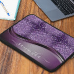Housse Pour Ordinateur Portable Nom manuscrit Glam Purple Parties scintillant méta<br><div class="desc">Cette conception peut être personnalisée dans la zone fournie en modifiant la photo et/ou le texte. Vous pouvez également le customiser en cliquant sur Personnaliser ce Modèle, puis en choisissant l'option cliquer pour customiser et supprimer ou modifier la couleur de l'arrière - plan, ajouter du texte, modifier la couleur ou...</div>