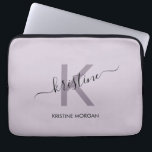 Housse Pour Ordinateur Portable Nom monogramme de script violet moderne<br><div class="desc">Modèle violet moderne monogramme nom de portable</div>