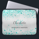 Housse Pour Ordinateur Portable Nom monogramme vert de parties scintillant turquoi<br><div class="desc">Un arrière - plan élégant et moderne à l'allure métallique faux argent. Décoré avec de la poussière de parties scintillant turquoise et verte de mer. Personnalisez et ajoutez votre prénom,  vos initiales monographiques et votre nom complet. Le nom est écrit avec un script de style écrit à la main.</div>