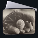 Housse Pour Ordinateur Portable Nostalgie du baseball - Mitt et Baseball<br><div class="desc">"Baseball Nostalgia I" par Judy B. Messer. Il présente une photo sépia d'un gant de baseball et d'un baseball.</div>