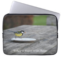 Nourriture Blue Tit d'une plaque de gâteau avec de