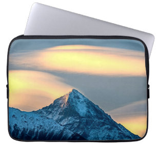 Housse Pour Ordinateur Portable Nuages uniques sur des montagnes enneigées