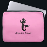 Housse Pour Ordinateur Portable Ocean Glow_Mermaid noir sur rose_personnalisé<br><div class="desc">Pour la personnaliser,  il suffit d'ajouter votre nom dans le champ modèle disponible,  et vous avez terminé. Si vous êtes créatif,  vous pouvez aussi changer la taille,  le placement,  la couleur et même le nombre de sirènes. Cliquez simplement sur "Customisez-le" et laissez le plaisir commencer!</div>