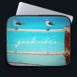 Housse Pour Ordinateur Portable Oiseaux de mer Turquoise Océan Photo Good Vibes<br><div class="desc">Il y a de bonnes vibrations tout autour chaque fois que vous utilisez cette manchette d'ordinateur portable en néoprène photographie ludique de goélands blancs et gris se relaxant sur une clôture de corde dressée contre l'océan turquoise. Cette manche est disponible en trois tailles : 15", 13" et 10". Fait un...</div>