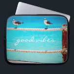 Housse Pour Ordinateur Portable Oiseaux de mer Turquoise Océan Photo Good Vibes<br><div class="desc">Il y a de bonnes vibrations tout autour chaque fois que vous utilisez cette manchette d'ordinateur portable en néoprène photographie ludique de goélands blancs et gris se relaxant sur une clôture de corde dressée contre l'océan turquoise. Cette manche est disponible en trois tailles : 15", 13" et 10". Fait un...</div>