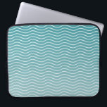 Housse Pour Ordinateur Portable Ombre Bleu<br><div class="desc">Un design bleu foncé et moderne,  avec un motif ondulé zen et apaisant qui rappelle les vagues de l'océan. Parfait pour un décor nautique.</div>