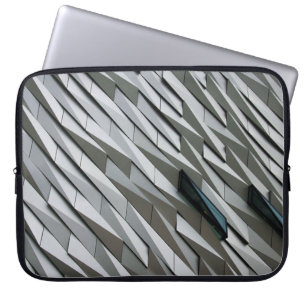 Housse Pour Ordinateur Portable onduler des formes abstraites sur une façade de bâ