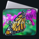 Housse Pour Ordinateur Portable Orange Monarch Butterfly Explorer Script Moderne<br><div class="desc">Photo de fond d'un papillon de monarque délicat, orange et noir posé sur une fleur de magenta vive. Explorez les pensées des jours chauds et ensoleillés chaque fois que vous utilisez cette étonnante et colorée poche photo néoprène portable. Cette pochette pour ordinateur portable est disponible en trois tailles : 15",...</div>