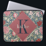Housse Pour Ordinateur Portable Ordinateur portable vintage Rose William Morris Mo<br><div class="desc">Ce design simple mais élégant présente un motif floral d'inspiration William Morris dans une variété de rose, rouge, blues et crèmes poussiéreux. Protégez votre ordinateur portable ou votre tablette avec style. Ajoutez un nom pour le personnaliser. Fait un grand cadeau de Noël ou de fête des mères. Créé par Simply...</div>