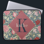 Housse Pour Ordinateur Portable Ordinateur portable vintage Rose William Morris Mo<br><div class="desc">Ce design simple mais élégant présente un motif floral d'inspiration William Morris dans une variété de rose, rouge, blues et crèmes poussiéreux. Protégez votre ordinateur portable ou votre tablette avec style. Ajoutez un nom pour le personnaliser. Fait un grand cadeau de Noël ou de fête des mères. Créé par Simply...</div>