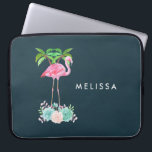 Housse Pour Ordinateur Portable Palmiers Flamants roses roses et succulents florau<br><div class="desc">Manche d'ordinateur portable avec l'illustration d'un flamant rose debout sur un lit de fleurs florales succulentes avec des palmiers verts se balançant à l'arrière. Tropical et joli. L'arrière - plan est bleu foncé.</div>