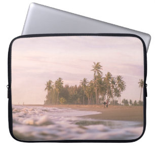 HOUSSE POUR ORDINATEUR PORTABLE PALMIERS VERTS SUR SABLE BROWN SOUS DES NUAGES BLA