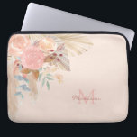 Housse Pour Ordinateur Portable Pampas Grass Floral Blush Pink Nom Monogramme<br><div class="desc">Cet élégant sac pour ordinateur portable est décoré avec de l'herbe de pampa aquarelle, des eucalyptus, des fleurs et des feuilles séchés sur un arrière - plan rose pâle. Facile à personnaliser. Parce que nous créons notre oeuvre, vous ne trouverez pas cette image exacte d'autres designers. Aquarelle originale © Michele...</div>