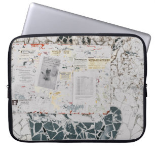 Housse Pour Ordinateur Portable Papier d'imprimante blanc sur mur en béton blanc e
