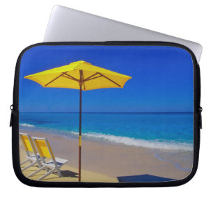 Housse Pour Ordinateur Portable Parapluie de plage jaune et chaises sur plage imma