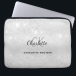 Housse Pour Ordinateur Portable Parties scintillant argentée monogrammée<br><div class="desc">Un arrière - plan métallique faux argent classique. Décoré avec de la poussière de parties scintillant imitation. Personnalisez et ajoutez votre nom,  vos initiales monographiques et votre nom complet.</div>