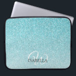 Housse Pour Ordinateur Portable Parties scintillant bleue personnalisée Nom Ombre<br><div class="desc">Design chic imitation parties scintillant bleue avec l'effet ombre, la parties scintillant bleue se détache sur un arrière - plan blanc. Vous pouvez personnaliser cette élégante pochette d'ordinateur portable avec votre nom et monogramme ou autre texte. Manche cadeau idéal personnalisé pour ordinateur portable. Si vous avez besoin d'aide ou de...</div>