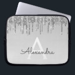 Housse Pour Ordinateur Portable Parties scintillant d'argent et monogramme étincel<br><div class="desc">Parties scintillant à gouttes d'argent et Coque de monogramme élégant étincelant. Ce coque peut être customisé pour inclure votre nom initial et prénom.</div>