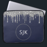 Housse Pour Ordinateur Portable Parties scintillant Drives Marine Blue Silver Girl<br><div class="desc">Parties scintillant de luxe Silver et Navy Blue Faux et Élégant parkle Coque d'initiaux monogrammes. Ce coque peut être customisé pour inclure votre nom initial et prénom.</div>