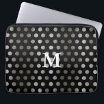 Housse Pour Ordinateur Portable Parties scintillant en argent Faux et point Polka<br><div class="desc">Décorez votre ordinateur avec cette pochette d'ordinateur pointé et mignon en faux argent et en pois noir. Ajoutez votre initiale pour un monogramme ou supprimez-la uniquement pour le design.</div>
