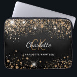 Housse Pour Ordinateur Portable Parties scintillant en or noir nom de monogramme g<br><div class="desc">Un arrière - plan classique noir élégant. Décoré avec de la poussière de parties scintillant en faux or. Personnalisez et ajoutez votre prénom,  vos initiales monographiques et votre nom complet. Le nom est écrit avec un script de style écrit à la main.</div>