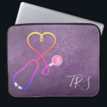 Housse Pour Ordinateur Portable Parties scintillant Médicale de violet pour le méd<br><div class="desc">arrière - plan de parties scintillant violet accentué par un stéthoscope en forme de coeur. Les infirmières,  les médecins et les professionnels de l'industrie médicale adoreront cette pochette d'ordinateur. Monogramme avec initiales ou titre.</div>