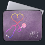 Housse Pour Ordinateur Portable Parties scintillant Médicale de violet pour le méd<br><div class="desc">arrière - plan de parties scintillant violet accentué par un stéthoscope en forme de coeur. Les infirmières,  les médecins et les professionnels de l'industrie médicale adoreront cette pochette d'ordinateur. Monogramme avec initiales ou titre.</div>