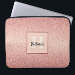 Housse Pour Ordinateur Portable Parties scintillant rose rose or étincelante glam<br><div class="desc">Fille et élégant. Un motif de parties scintillant faux dégradé d'or rose. Personnalisez et ajoutez votre nom. Un cadre avec espace pour votre nom et lettre monogramme. Lettres blanches et noires. Glam pour les filles,  les filles ados et les femmes .</div>