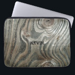 Housse Pour Ordinateur Portable Patiné Vieux grain de bois Texture<br><div class="desc">Image cool de vieux bois patiné avec le grain de bois en bois en gris vert monogramme personnalisé</div>