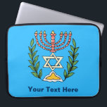 Housse Pour Ordinateur Portable Persian Magen David Menorah<br><div class="desc">Cette image a été adaptée à partir d'un carrelage juif perse antique et présente une menorah avec un Magen David (Étoile de David) encadré de branches d'olivier. Les imperfections de l'image originale peinte à la main ont été conservées.</div>