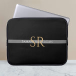 Housse Pour Ordinateur Portable Personnaliser le nom et le monogramme Gris Or/Blan<br><div class="desc">Personnalisez votre nom,  vos initiales ou votre message en or et en blanc sur bande grise avec arrière - plan noir.</div>