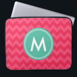 Housse Pour Ordinateur Portable Personnaliser Preppy Chevron en monogramme rose<br><div class="desc">Express-toi avec cette manche monogrammée pour ordinateur portable avec un motif à chevron préppé dans les tons roses. Personnalisez-le en remplaçant le texte de l'espace réservé. Pour plus d'options comme changer la police et sa taille, cliquez sur le bouton "Customiser". *Veuillez noter que le filigrane Zazzle qui apparaît dans l'aperçu...</div>