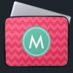 Housse Pour Ordinateur Portable Personnaliser Preppy Chevron en monogramme rose<br><div class="desc">Express-toi avec cette manche monogrammée pour ordinateur portable avec un motif à chevron préppé dans les tons roses. Personnalisez-le en remplaçant le texte de l'espace réservé. Pour plus d'options comme changer la police et sa taille, cliquez sur le bouton "Customiser". *Veuillez noter que le filigrane Zazzle qui apparaît dans l'aperçu...</div>